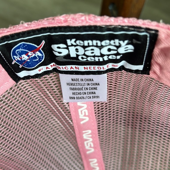 NASA women’s pink&silver,mesh, snap back trucker hat - Picture 6 of 6